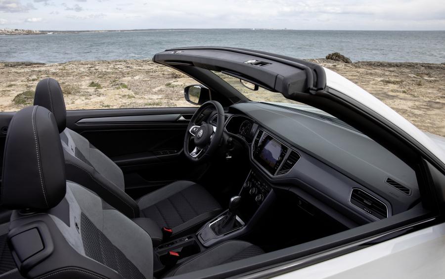 Интерьер Volkswagen T-Roc Cabriolet R-Line 2019 года  (WW) (фото 116 из 137)